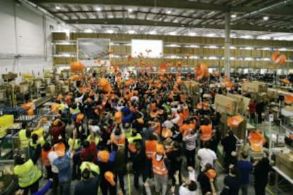 Fotografía distribuida por Amazon donde los empleados del centro logístico de Madrid celebran el anuncio de la ampliación del almacén