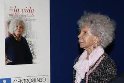 La duquesa de Alba, Cayetana Stuart y Silva, junto a la portada de su nuevo libro, titulado "Lo que la vida me ha enseñado", que ha presentado hoy en Madrid.