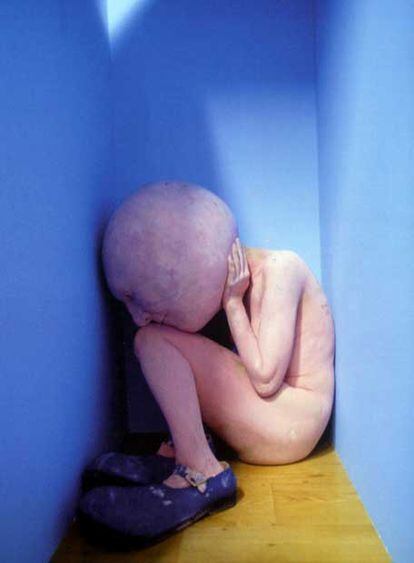 <i>Basement Bunker: Painted Queen Small Blue Room </i>(2003), de Paul McCarthy.