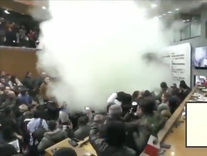 El Congreso de Nuevo León en Monterrey tras la detonación de una bomba de humo, el 29 de noviembre de 2023.