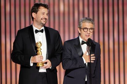 Santiago Mitre y Ricardo Darín, agradecen el Globo de Oro a mejor película de habla no inglesa para 'Argentinien, 1985'.