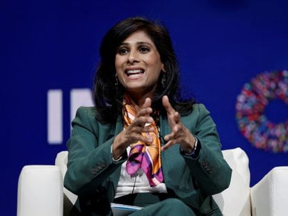 La primera subdirectora gerente del FMI, Gita Gopinath, asiste a un panel de la reunión anual del Fondo Monetario Internacional y el Banco Mundial, en Marrakech (Marruecos), el 13 de octubre de 2023.