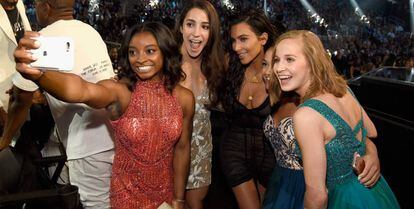 Simone Biles, Aly Raisman, Laurie Hernandez y Madison Kocian se hac en un selfie con Kim Kardashian.