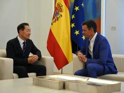 El presidente del Gobierno, Pedro Sánchez, y el consejero delegado de Samsung Electronics, Jong-Hee Han, durante su reunión en Moncloa este miércoles.