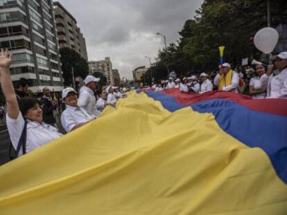 En distintas ciudades colombianas se presentaron cacerolazos, mientras que en Cali se decretó el toque de queda ante una serie de incidentes violentos