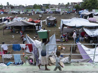 Cientos de familias se refugian en el Estadio de Gabion, en Los Cayos tras el terremoto de magnitud de 7,2, el sábado pasado.