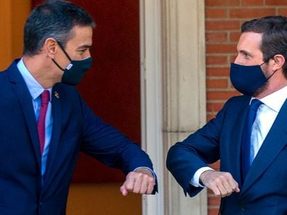 El presidente del Gobierno, Pedro Sánchez (a la izquierda), y el líder del PP, Pablo Casado, en La Moncloa en septiembre de 2020.