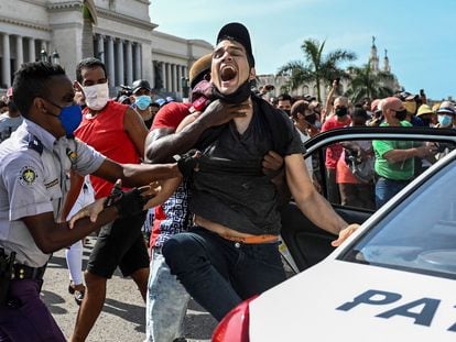 Un hombre es detenido durante una manifestación de rechazo al Gobierno de Díaz-Canel en La Habana, el 11 de julio.