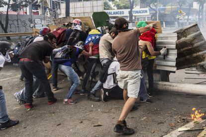 Manifestantes opositores se enfrentan a la Guardia Nacional Bolivariana (GNB), en Caracas.