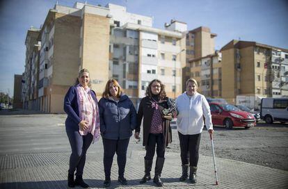 Las conductoras de 'Mujeres por el barrio' con el premio de la Junta.