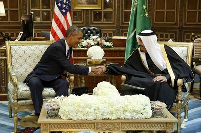 El presidente de EE UU, Barack Obama, saluda al rey Salman de Arabia Saud&iacute; al inicio de su reuni&oacute;n en Riad. 
