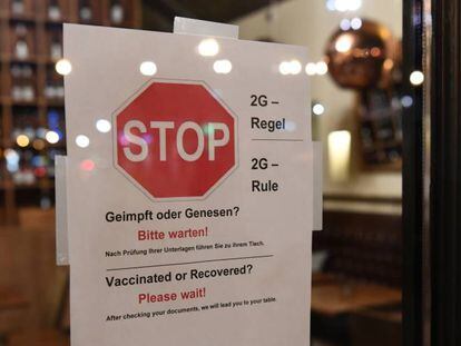 Cartel en un restaurante de Berlín advirtiendo de que solo se permitirá el acceso a vacunados o clientes que hayan pasado la enfermedad