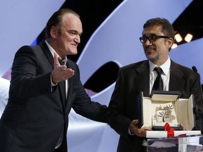 El director turco, a la derecha de la imagen, acepta la Palma de Oro que le entrega el cineasta estadounidense Quentin Tarantino. 