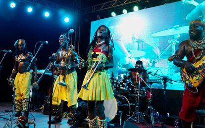 La banda Weku Kronkron Band debe su nombre al dialecto Ga y significa "Sagrada Familia". Consagrados están desde 2006 en su empeño por darle nuevos aires a la música tradicional ghanesa a través de instrumentos de viento y percusión. Sus miembros proceden de distintos grupos étnicos, algo que juega un papel de identificación importante en el país.