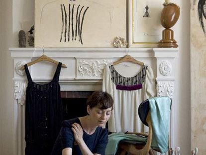 Lydia Delgado inicia o completa algunos de sus diseños en el salón de su vivienda de Barcelona.