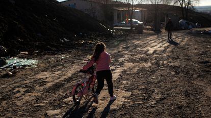 Una niña en bicicleta, en la Cañada Real de Madrid.