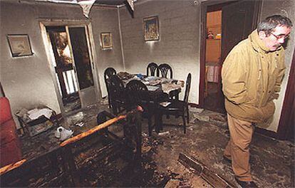 El teniente de alcalde de Andoain, Estanis Amutxastegi, en el salón de su domicilio, incendiado a causa de un ataque con un cohete pirotécnico.
