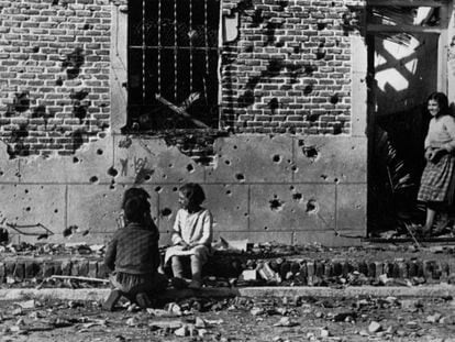 La foto realizada por Robert Capa de unos niños delante de una casa bombardeada en Vallecas en 1936.