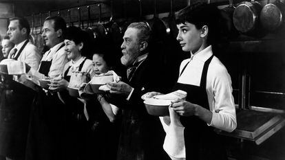 Audrey Hepburn, en una escuela de cocina de París en una escena de 'Sabrina' (1954), de Billy Wilder.