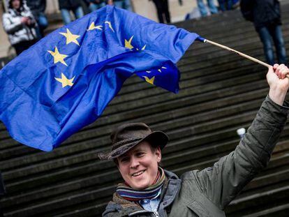 Un hombre sostiene una bandera de la UE durante una manifestación pro-europea en Berlín
