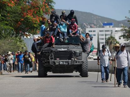 Manifestantes sobre un vehículo acorazado de la Policía estatal, el 11 de julio en Chilpancingo (Guerrero).