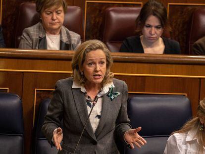 La vicepresidenta económica, Nadia Calviño, durante una sesión de control en el Congreso.