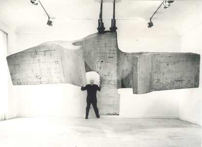 Aimé Maeght en una exposición de Eduardo Chillida en Galerie Maeght, París, 1973. Foto: Gaspari.