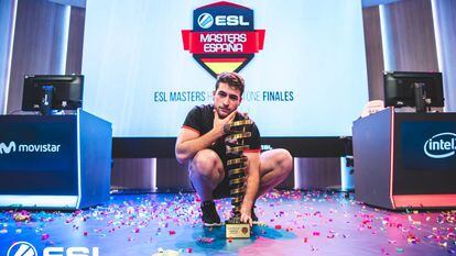 David 'Kaiser' Muñoz con la copa de campeón de la liga de Hearthstone que organiza ESL España.