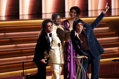 El primer gran premio de la noche, el de Mejor canción del año, fue para Silk Sonic, el dúo compuesto por Bruno Mars y Anderson Paak, por el tema 'Leave the Door Open'. El grupo también se llevó el premio de Mejor grabación.