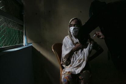Una refugiada rohingya recibe una vacuna contra la covid en Bangladesh, el 12 de agosto.