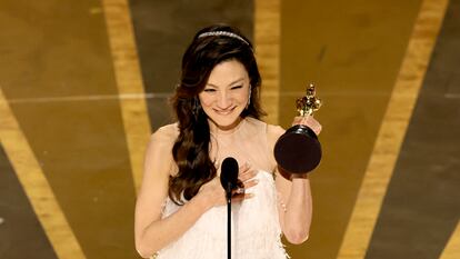 Michelle Yeoh, con el Oscar a la mejor actriz protagonista.

