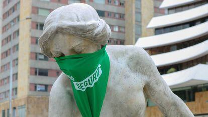 Un monumento de Bogotá intervenido por activistas.