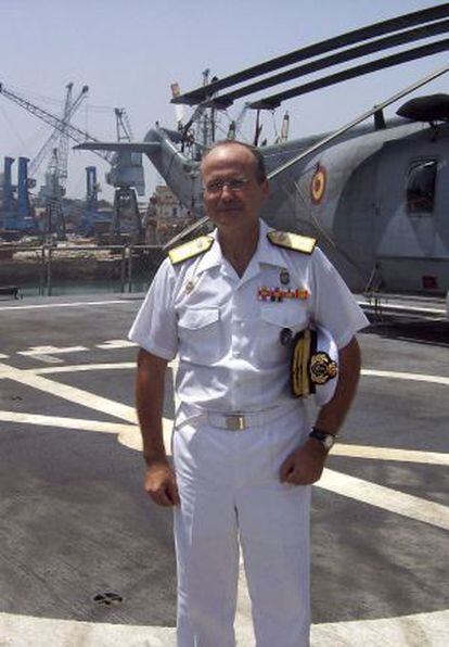 El contraalmirante español Jorge Mando, al bordo del buque "Patiño".