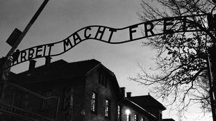 La entrada principal en el antiguo campo de exterminio nazi de Auschwitz en Oswiecim (Polonia), con la inscripción 'Arbeit Macht Frei', que se traduce al español como '' El trabajo te liberará ''.