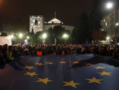 Manifestantes contra el nuevo proyecto de ley, este miércoles, en las inmediaciones del Parlamento en Varsovia.