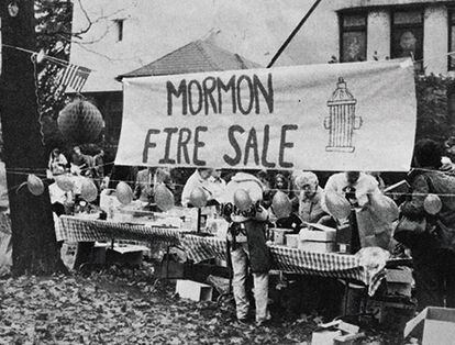 Mormones recolectan dinero tras el incendio de la iglesia en Belmont, en 1984.