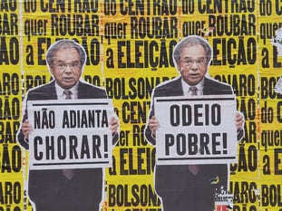 Dos imágenes del ministro Paulo Guedes sostienen carteles que dicen ‘De nada sirve llorar’ y ‘Odio a los pobres’, en la avenida Faria Lima de São Paulo.