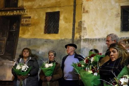 Familiares de los asesinados en el atentado contra el bar Aldana, en Alonsotegi, durante la ofrenda floral celebrada este lunes.