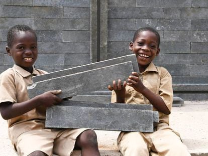 Los estudiantes están contentos de que se esté construyendo una nueva clase en su escuela en Sakassou, en el centro de Costa de Marfil, que estará construida con ladrillos de plástico.