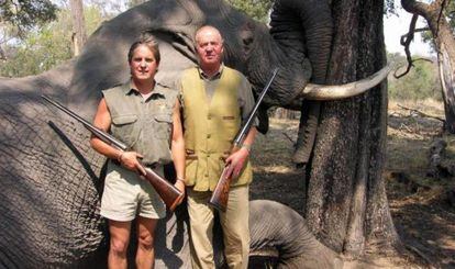 El Rey junto a otro cazador en Botsuana en 2006, en una fotografía publicada por la web de la compañía Rann Safaris.