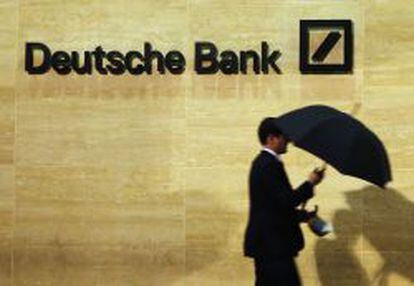 Un hombre pasa por la sede de Deutsche Bank.