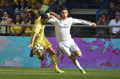 Mateo Musacchio, defensa del Villareal, lucha con Cristiano Ronaldo por un bal&oacute;n en el partido de esta tarde.