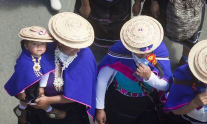 Mujeres de la etnia misak, del departamento del Cauca, marchando por la refrendación de la paz en Popayán.