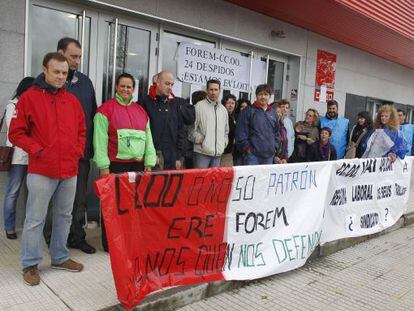 Trabajadores de Forem se manifiestan ayer frente al centro de esta fundaci&oacute;n en Santiago. 