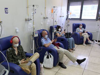 Cuatro pacientes en una sesión de quimioterapia en el hospital de día de oncología de La Paz, en Madrid.