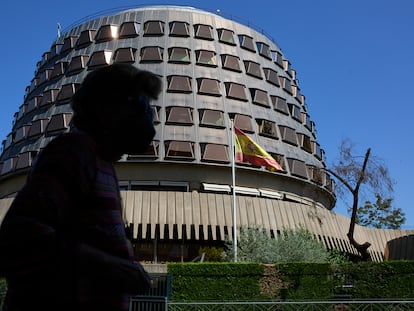 Una persona camina por las inmediaciones del Tribunal Constitucional.