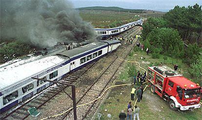Los dos trenes Talgo, cruzados en las vías, tras producirse el accidente.