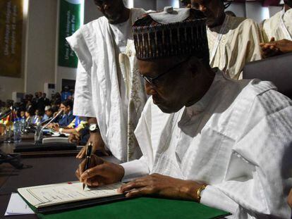 Muhammadu Buhari firma la adhesión de Nigeria al tratado comercial, este domingo en Niamey (Níger).