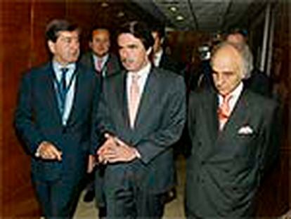 José María Aznar, entre los copresidentes del MEBF, Alfonso Cortina y Carlos Bulgheroni.