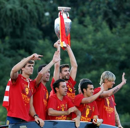 De izquierda a derecha, Llorente, Busquets, Xavi, Piqué, Pedrito, y Fernando Torres, jugadores de la selección española de fútbol campeona de la Eurocopa 2012, celebran con la afición en la Cibeles la consecución del segundo trofeo europeo consecutivo, tras el de 2008.